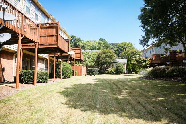 Building Photo - 851 Stratum Way SE