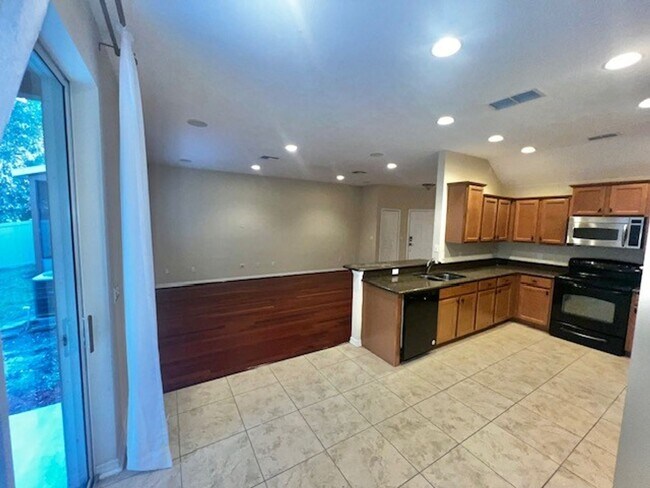 Building Photo - MOVE IN NOW-OVIEDO RENTAL!BEAUTIFUL 3 bd 2.5 bath townhome! 2 CAR ATTACHED GARAGE!FRESH PAINT! Wa...