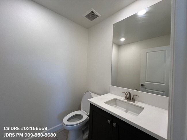Building Photo - Yorba Linda 3 Bedroom Condo