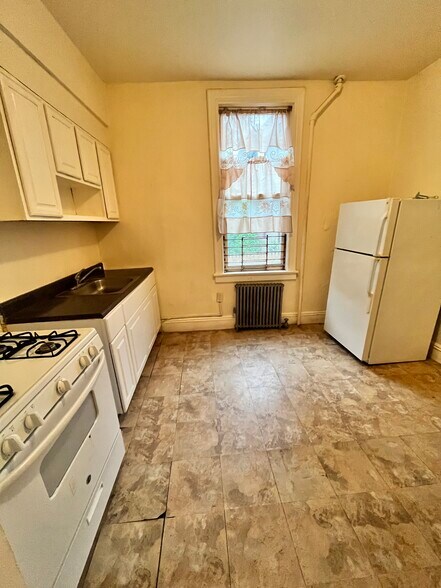 391 Forrest St 2 - 387 Forrest St