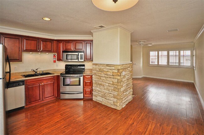 Primary Photo - Immaculate Upper End 1 Bed 1 Bath Condo in...