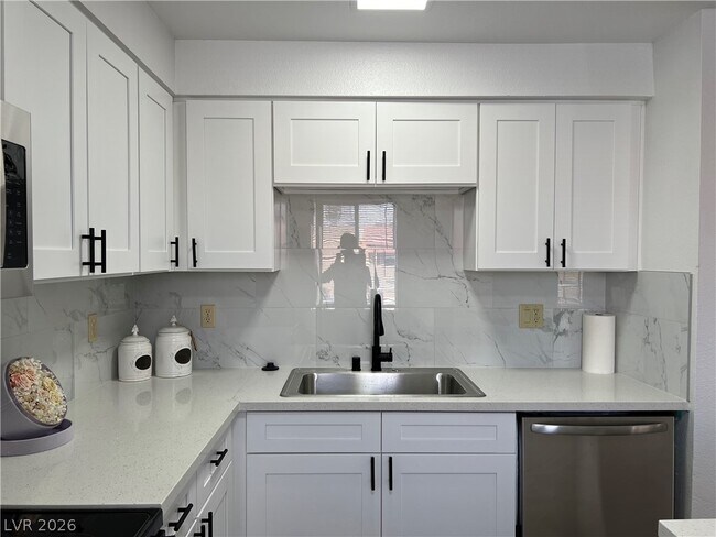 Building Photo - 5080 Indian River Dr