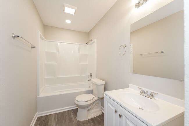 Building Photo - 5630 Gineridge Dr