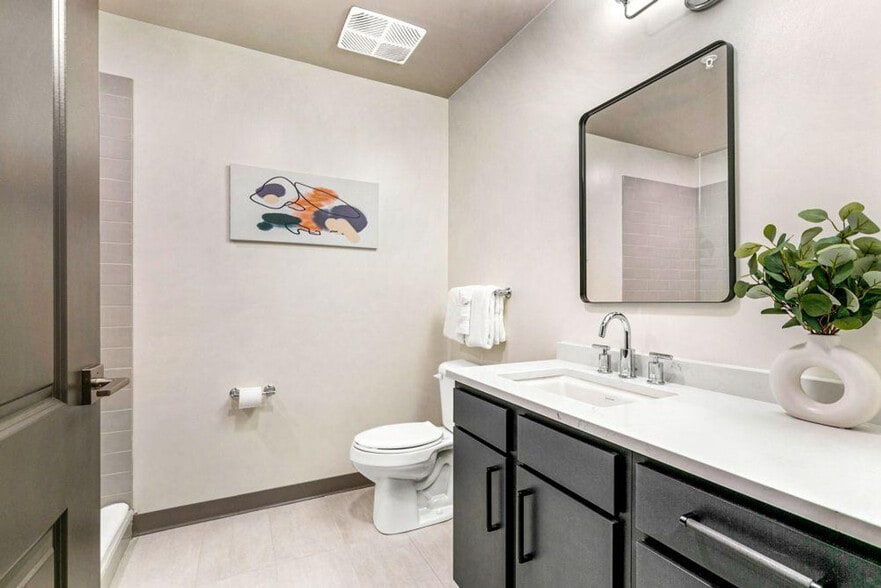 Building Photo - 611 Commerce St