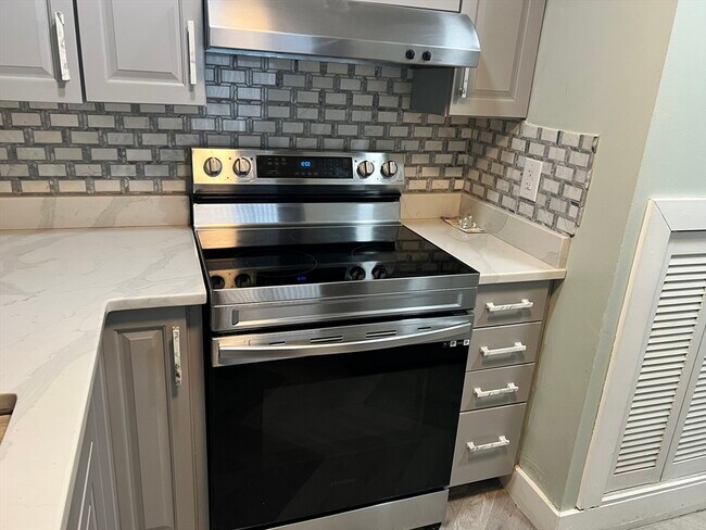 Building Photo - 502 Oak St