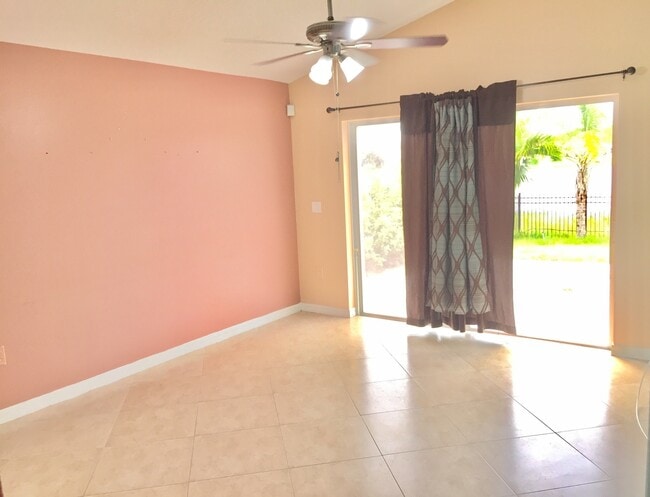 Building Photo - Beautiful Home with Lakefront View!