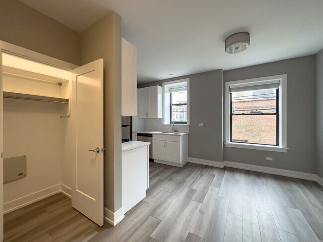 Building Photo - 3946 N Janssen Ave