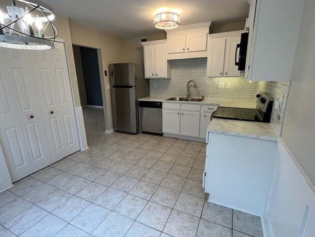 Building Photo - 2 Bedroom 1 Bath Upstairs Condo with MANY upgrades in Hunters Chase