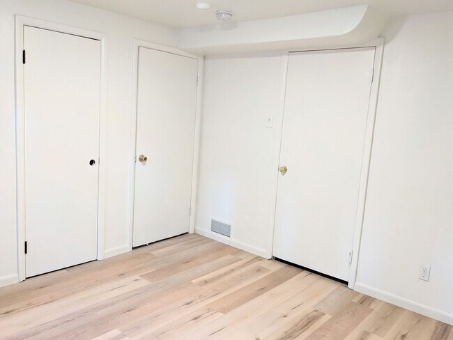 Building Photo - Cozy Basement Retreat Awaits!