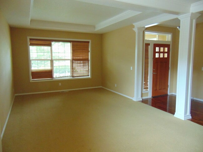 Building Photo - Beautiful 5 + bedroom home - In much desir...