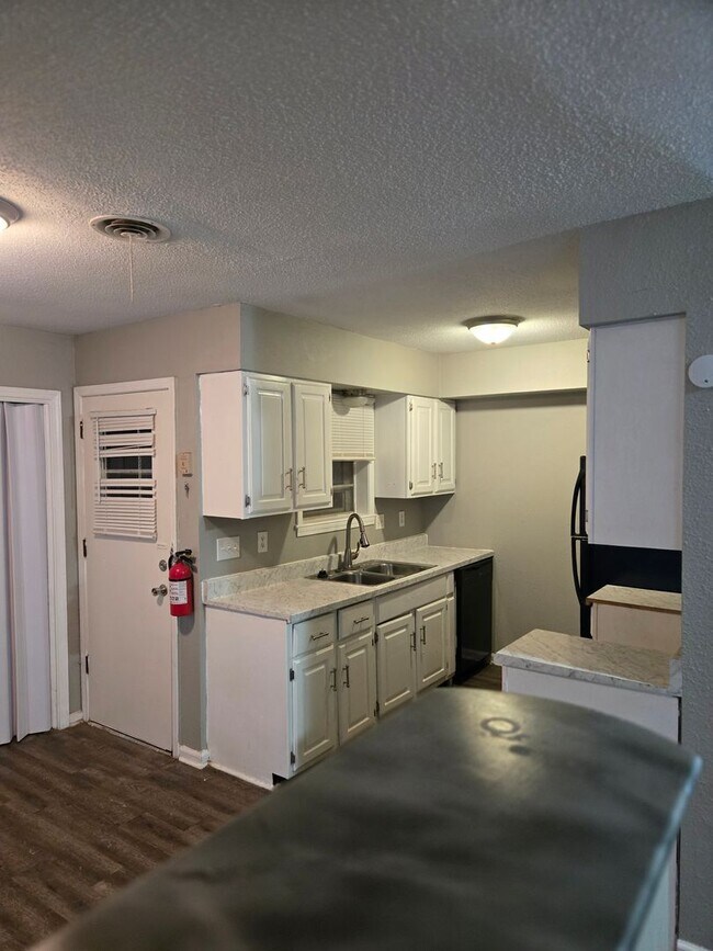 Building Photo - 3 bedroom, 2 bath home for lease.