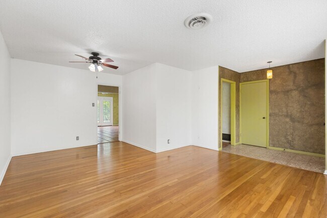 Building Photo - 2 Bed/2 Bath in Northeast Park Subdivision w/ pool