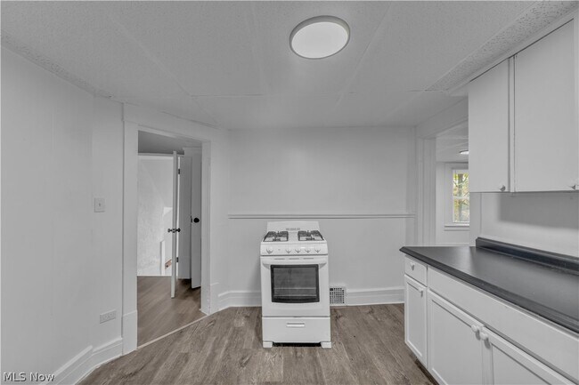 Building Photo - 712 Roselle Ave