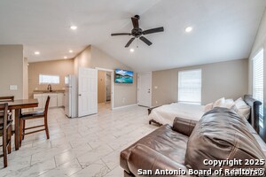 Building Photo - 811 W Kings Hwy