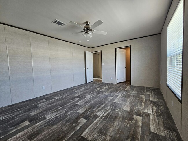 Building Photo - 6591 Hidden Oaks Dr