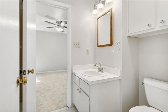 Building Photo - Bright 2 Bedroom Townhome in Williamsburg VA with Finished Lower Level & Private Balcony