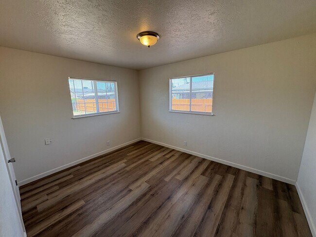Building Photo - Updated Interior home in Dinuba near Shopp...