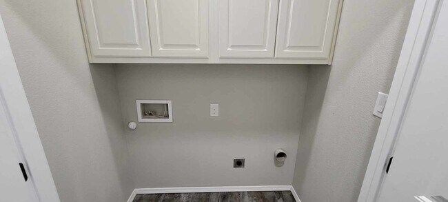 Building Photo - Beautiful property with granite countertops!