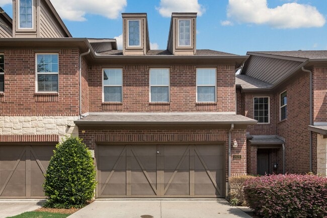 Building Photo - Luxury 3 Bedroom Townhome