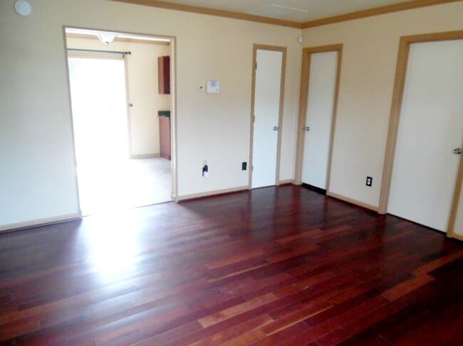 Building Photo - Great Curb Appeal, Location, and Price!