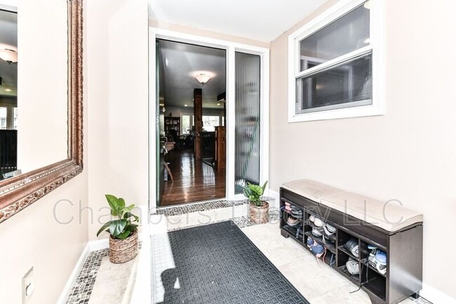 Building Photo - 1328 N Ivanhoe St