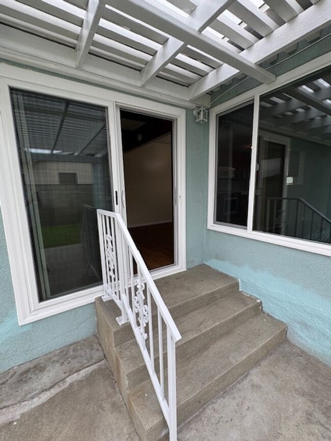 Building Photo - Beautiful 3 bedroom 2 bath HOME . . .  Clo...