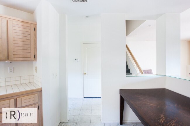 Building Photo - Fully Furnished 3be/3ba Home in Desirable ...
