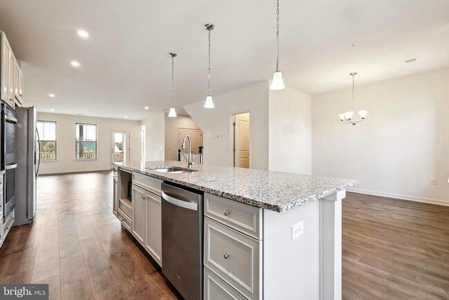 Building Photo - 46007 Woodpecker Sq