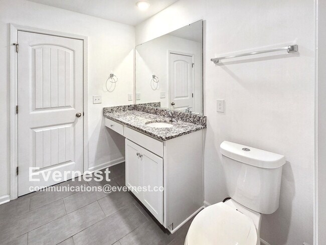 Building Photo - Spacious 3 Bed, 2.5 Bath Home with Attached Garage / Pet-Friendly / Vouchers Accepted / Available...