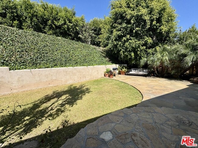 Building Photo - 1006 Las Pulgas Rd