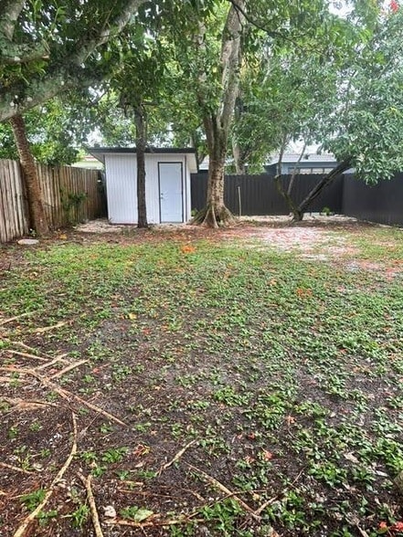 Building Photo - 950 E Dayton Cir