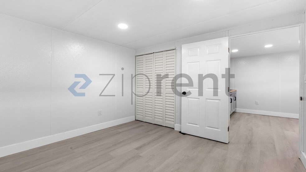 Building Photo - Unit C