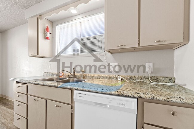 Building Photo - Large 4 Bedroom 2 Bathroom Home with Off S...