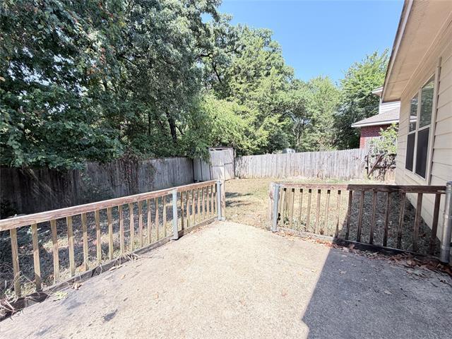 Building Photo - 1910 Pin Oak Ln
