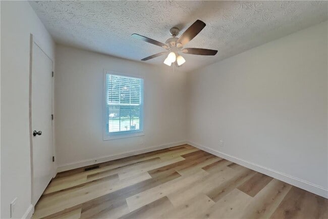 Building Photo - 2520 Deerfield Dr