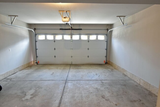 Building Photo - Shelby Twp - 3 Bedrooms, 2.5 Baths Townhouse, 2-Car Garage near Stony Creek Park