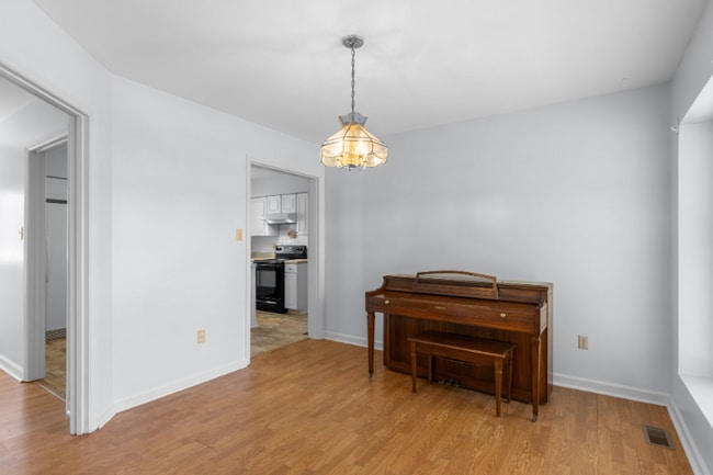 Building Photo - 736 Comet Dr