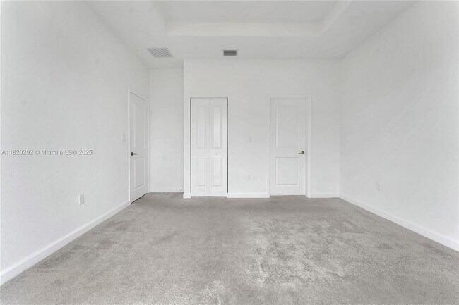 Building Photo - 725 SE 14th Ct
