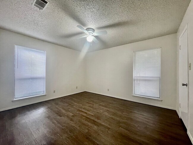 Building Photo - Spacious 2 Bedroom Apartment - Parking - N...