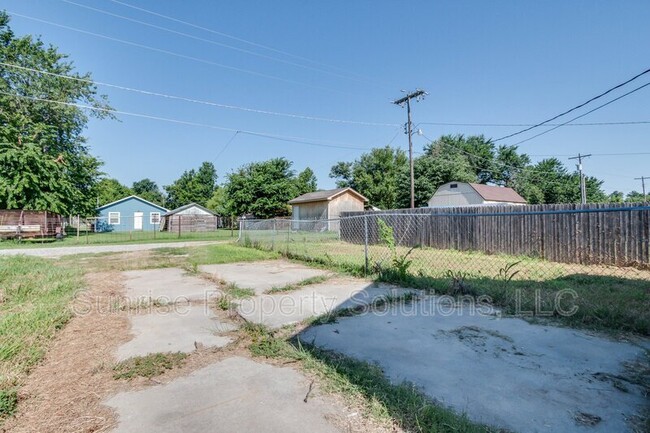 Building Photo - 1509 E Rogers St