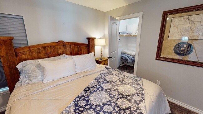 Building Photo - 430 Peninsula Dr