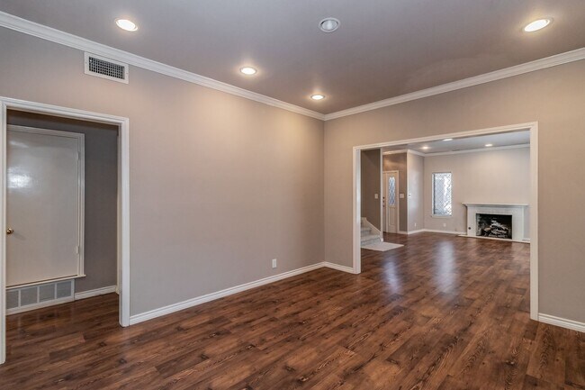 Building Photo - Beautiful townhome in a prime location nea...