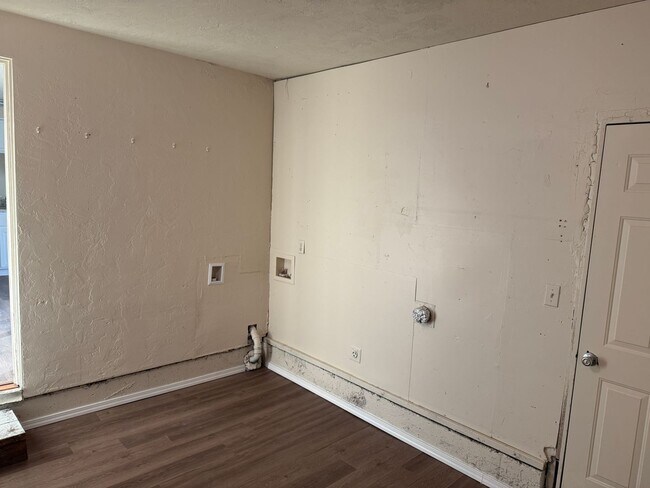 Building Photo - Updated 3 bedroom 1 bathroom house!