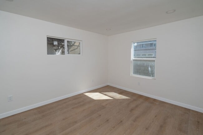 Building Photo - 2400 Del Mar Ave