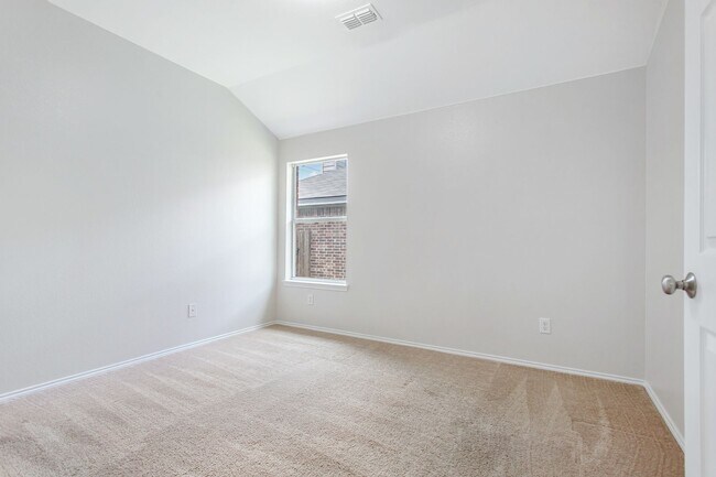 Building Photo - 4 Bedroom 2 Bath Home for Rent
