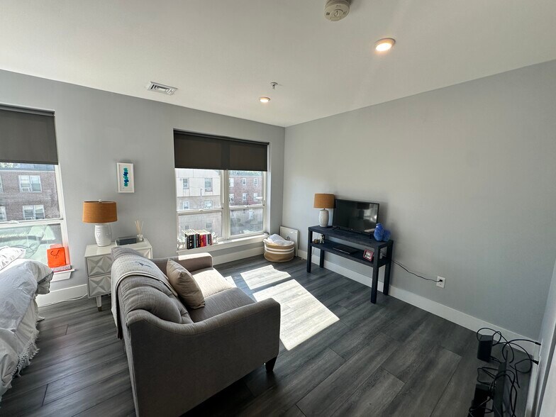 Building Photo - 55 W 5th St