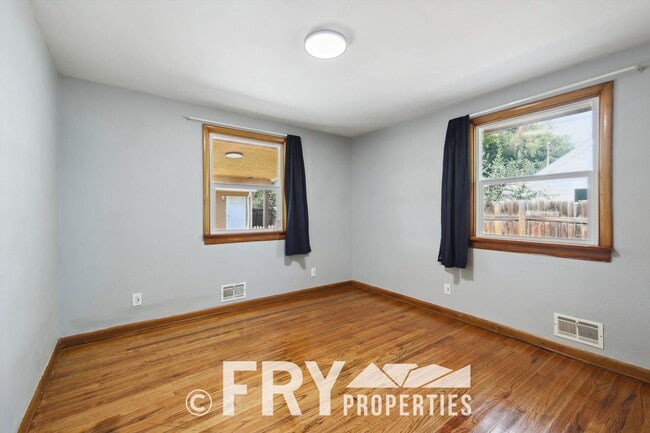 Building Photo - Brick Ranch Home Near Olde Town
