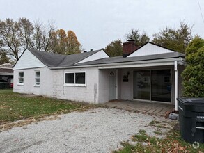 Building Photo - 4 bedroom 1 bath just off 10th street