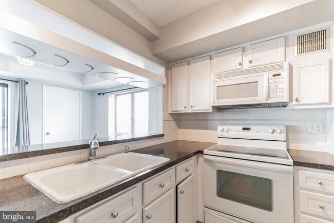 Building Photo - 900 N Stafford St