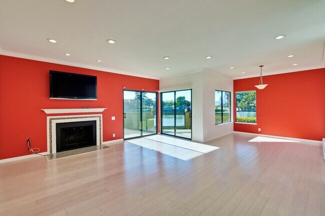 Building Photo - 1108 Shoreline Dr